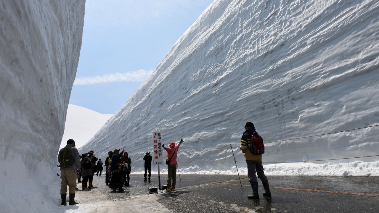 <strong>Snow Wall Walk:</strong> The stunning snow corridor in Yuki no Otani (or Great Valley of Snow), near Murodo station, is flanked with snow walls that rise as high as 17 meters.
