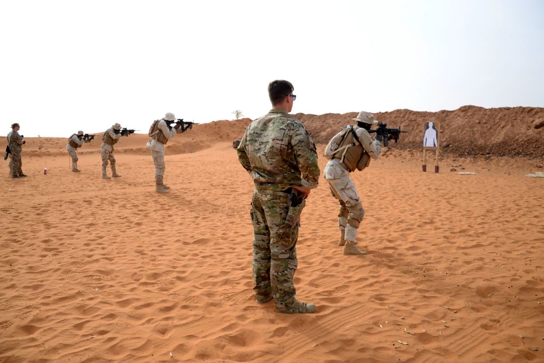 A US Special Operations Soldiers observes as a Senegalese Soldier shoots during close quarters battle training April 14, 2018 at Tahoua, Niger. (US Army photo by SPC. Britany A. Slessman)