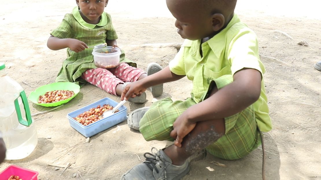 After the smelter began its operations, several of the village's children started having complications with their skin, developing large patchy rashes. 