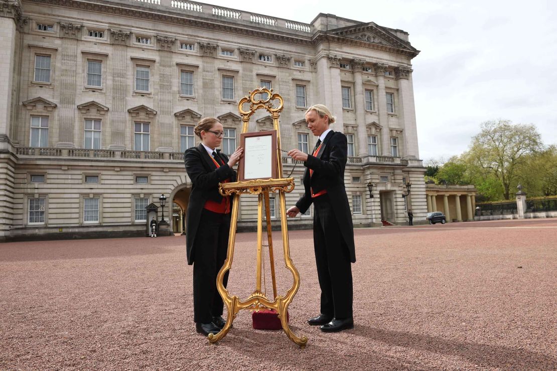 A notice is placed on an easel outside Buckingham Palace to announce the birth of a royal baby.