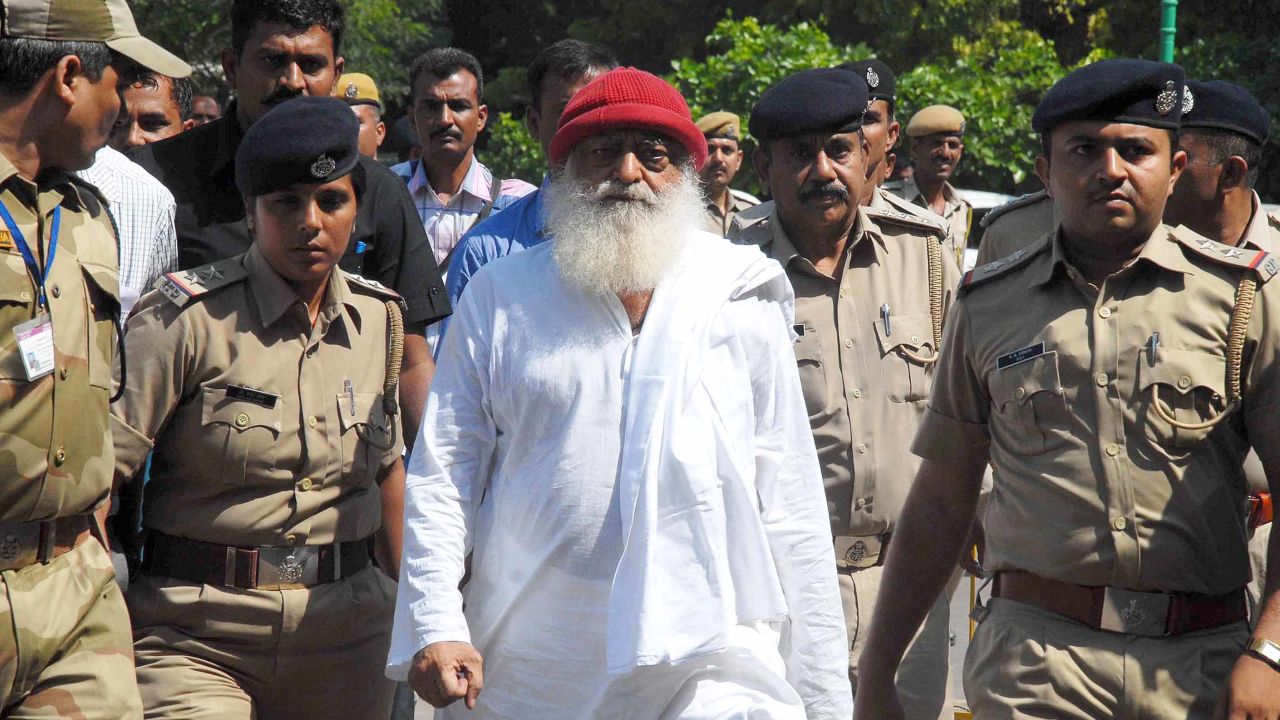 (FILES) In this file photo taken on October 14, 2013 Indian spiritual guru Asaram Bapu (C), accused of sexually assaulting a minor, is escorted by Gujarat state police in Jodhpur.
An Indian guru with millions of followers is in court in Jodhpur on April 25, 2018 accused of raping a teenage devotee on the pretext of ridding her of evil spirits. / AFP PHOTO / --/AFP/Getty Images