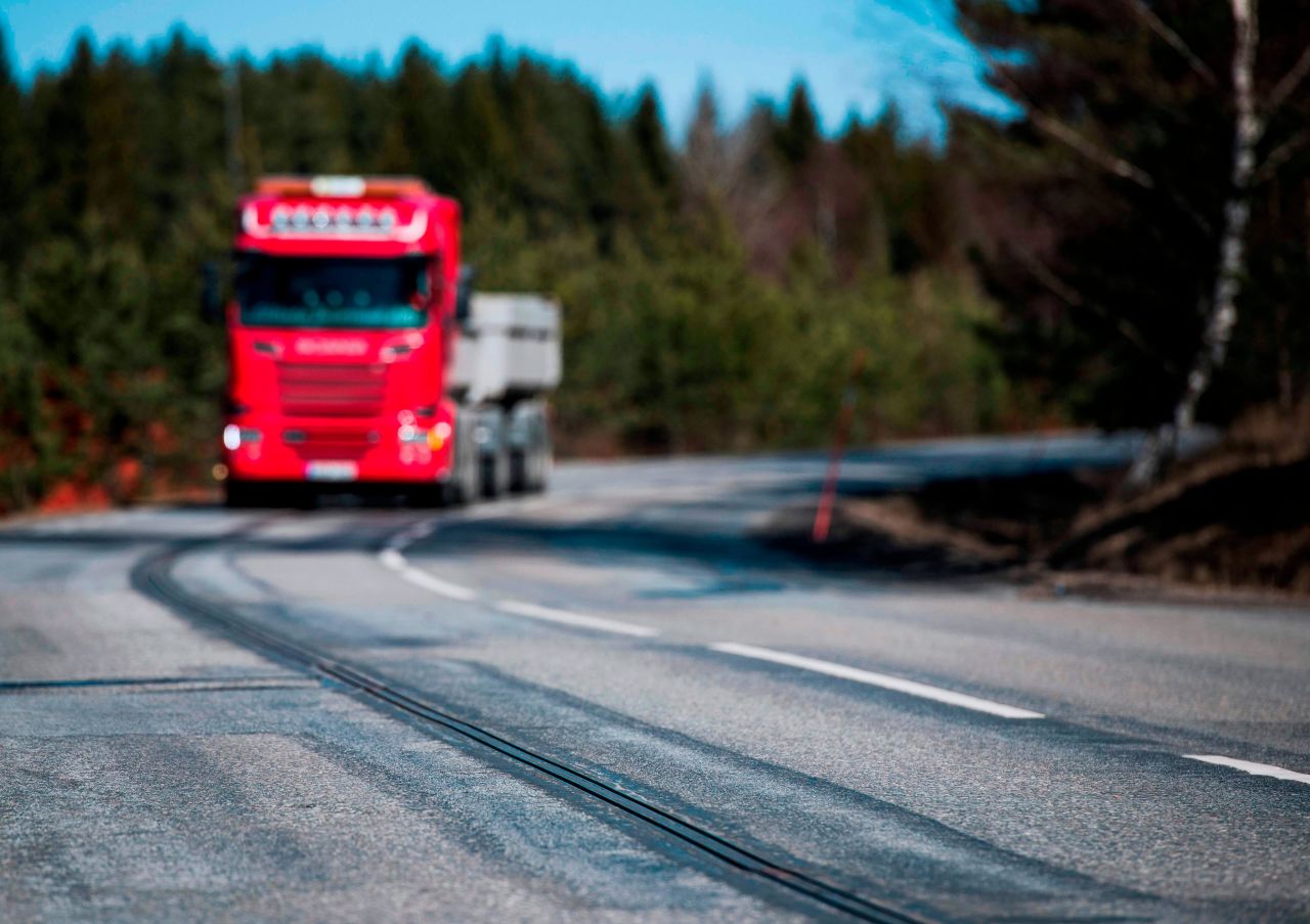 Sweden has a goal of achieving a completely fossil fuel free vehicle fleet by 2030 and in order to achieve this, it has started trialling a series of projects to develop and test technologies that will enable the country to completely convert to electric vehicles.