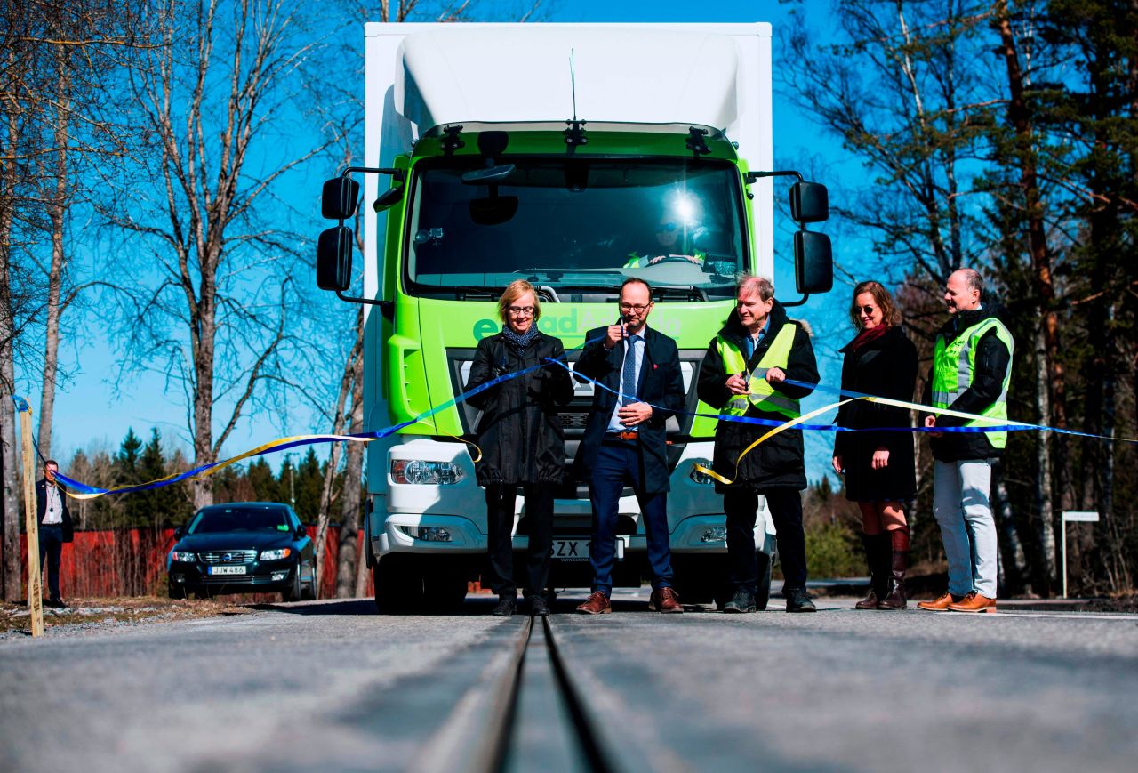 The eRoad was opened to the public on April 11, 2018 by the director General of the Swedish Transport Administration Lena Erixon and the Swedish Minister for Infrastructure Tomas Eneroth.