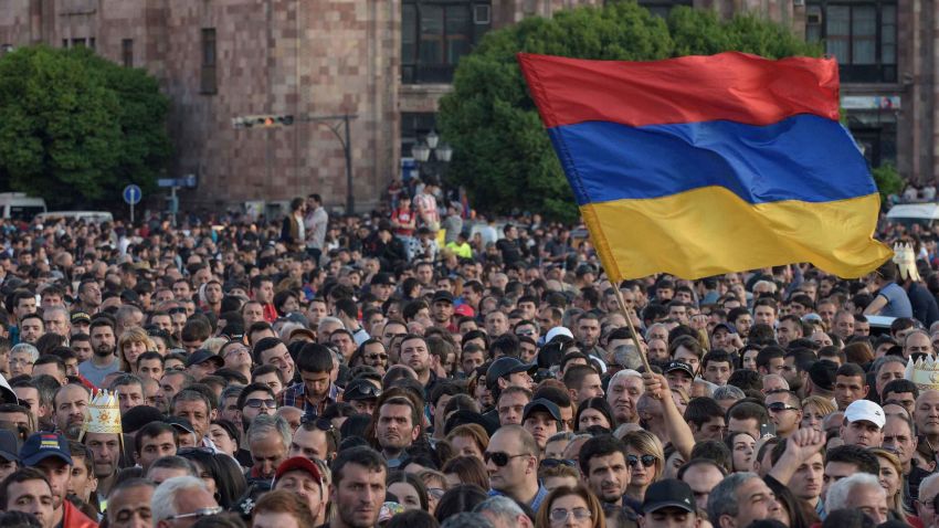 TOPSHOT - Armenian opposition supporters demonstrate in downtown Yerevan on April 25, 2018. (Photo by KAREN MINASYAN / AFP)        (Photo credit should read KAREN MINASYAN/AFP/Getty Images)