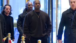 Singer Kanye West arrives at Trump Tower December 13, 2016 as US President-elect Donald Trump continues to hold meetings In New York. / AFP / TIMOTHY A. CLARY        (Photo credit should read TIMOTHY A. CLARY/AFP/Getty Images)