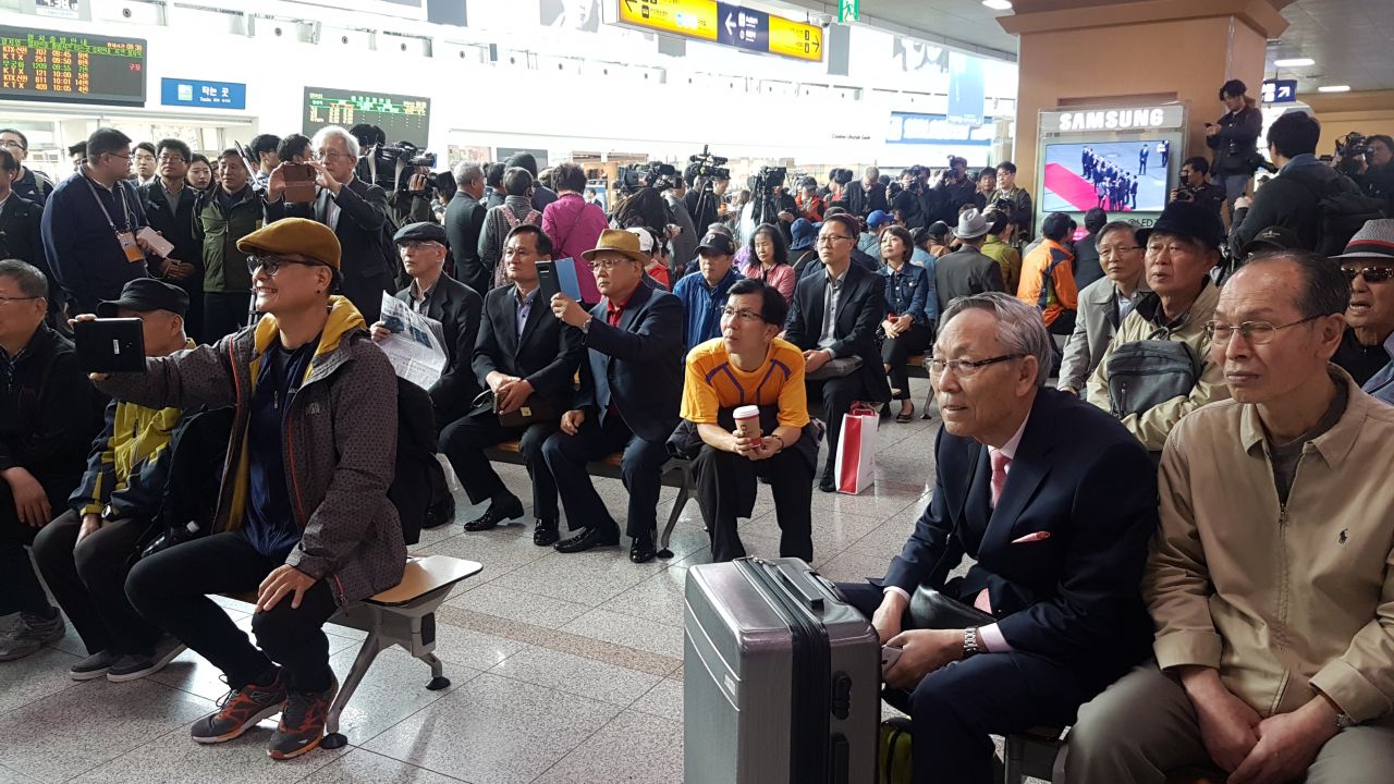 South Koreans watch the summit from a train station in Seoul on Friday. 