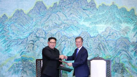North Korean leader Kim Jong Un (left) and South Korean President Moon Jae-in (right) pose for photographs after signing the Panmunjom Declaration.