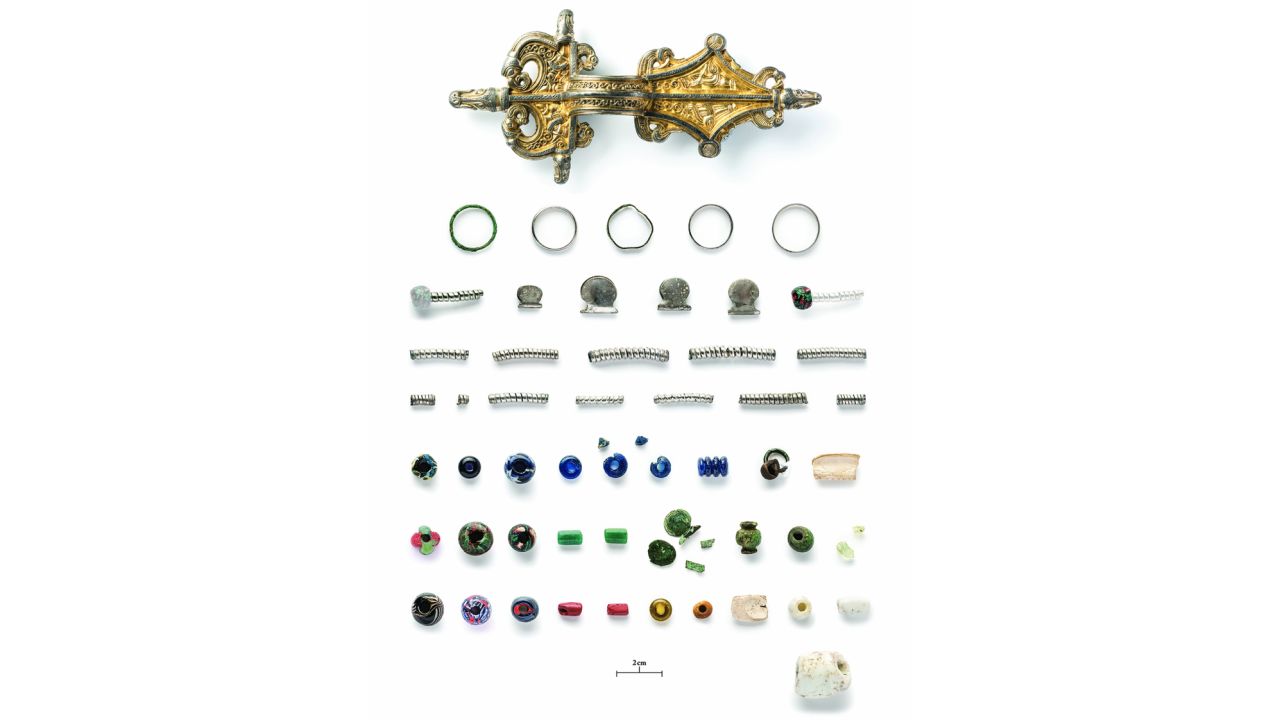 Objects found in one of the five jewelery deposits.