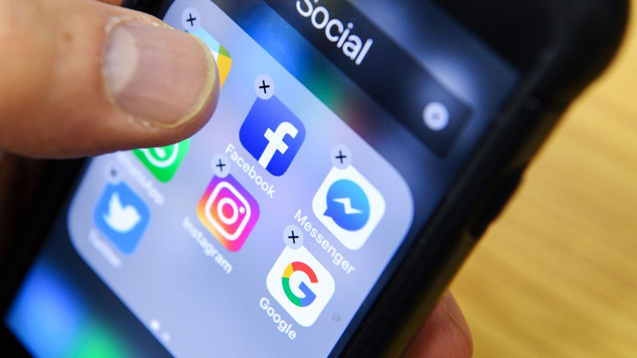 A man holds a smart phone with the icons for the social networking apps Facebook, Instagram and Twitter seen on the screen in Moscow on March 23, 2018.
A public apology by Facebook chief Mark Zuckerberg, on March 22, 2018 failed to quell outrage over the hijacking of personal data from millions of people, as critics demanded the social media giant go much further to protect privacy. / AFP PHOTO / Kirill KUDRYAVTSEV        (Photo credit should read KIRILL KUDRYAVTSEV/AFP/Getty Images)