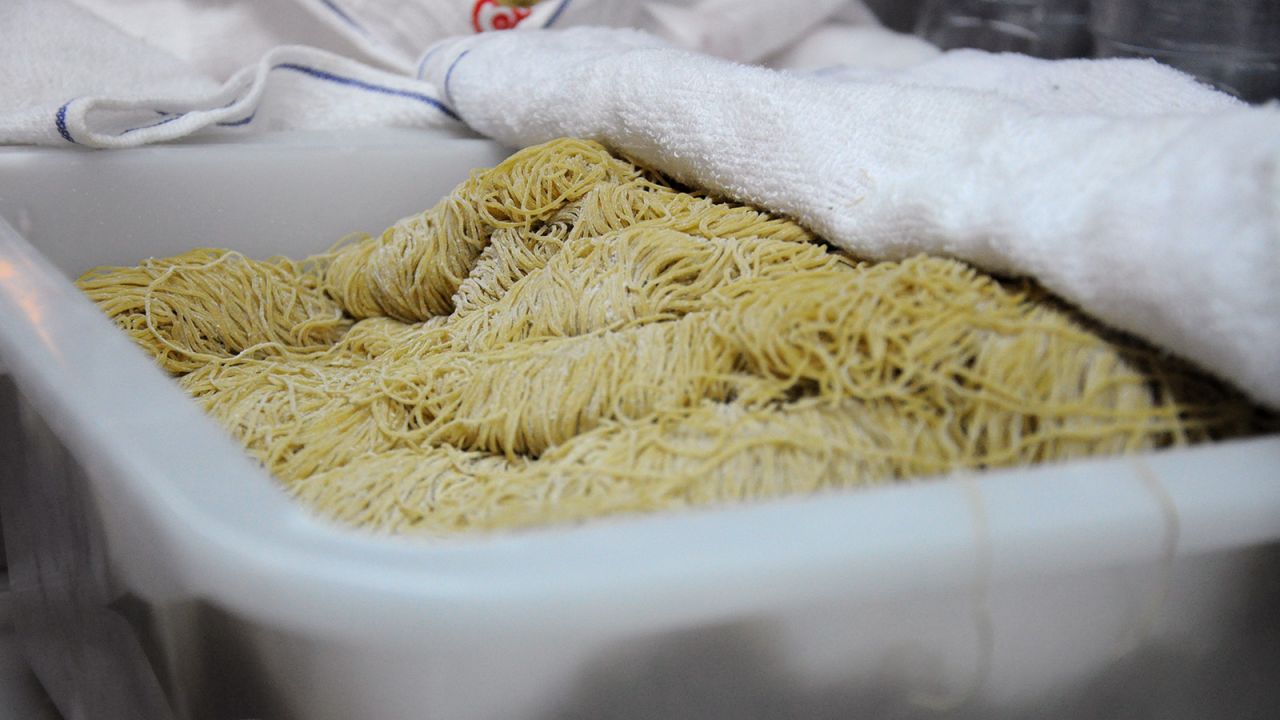 <strong>Jook sing noodles VS machine-made noodles: </strong>To cut down on labor cost and time, most noodles nowadays are made solely by machines. Fewer eggs and more alkaline water are used to mimic the texture of jook-sing noodles, but this creates a strong and unpleasant alkalinity. 