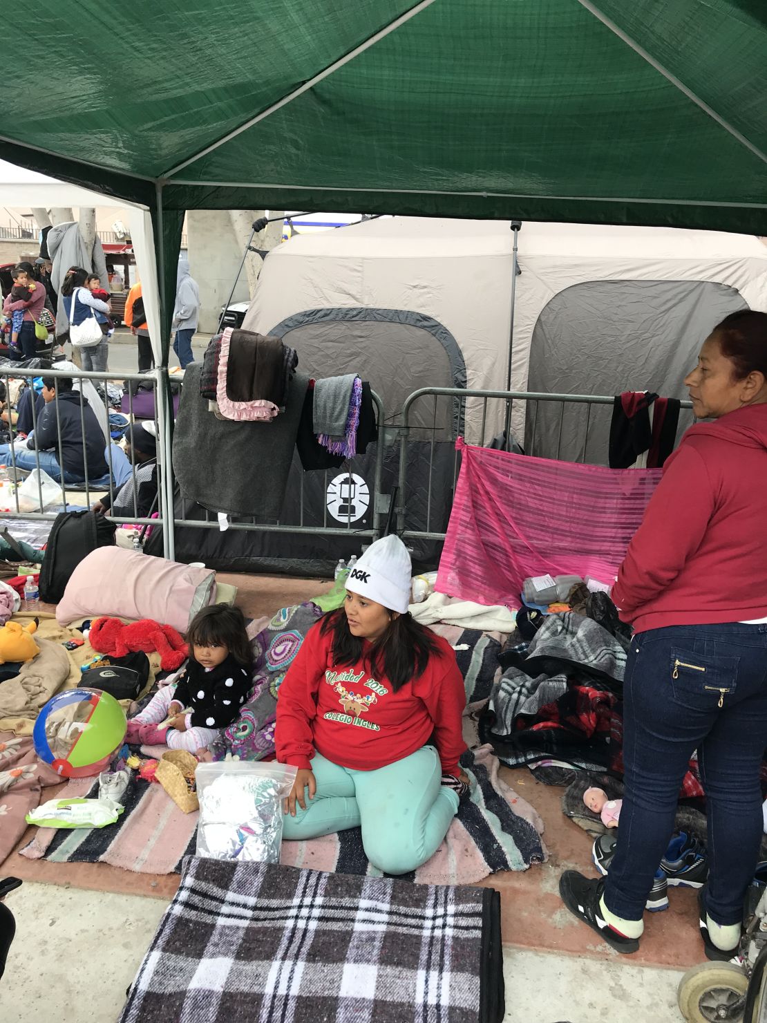 Sarae Carillo with her daughter Daryelen, 2, wait on the Mexican side of the border.