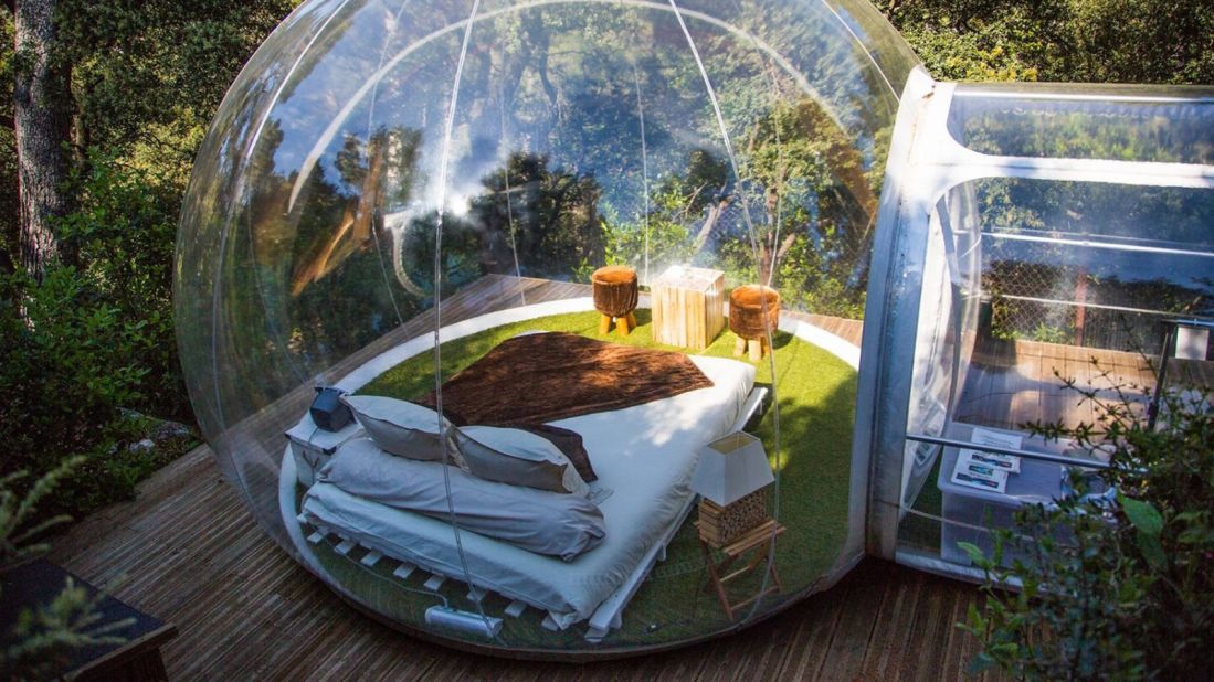 <strong>Attrap'Rêves (France):</strong> Attrap'Rêves brings the earth to your fingertips -- or toes rather -- with unique grass flooring inside the bubble.