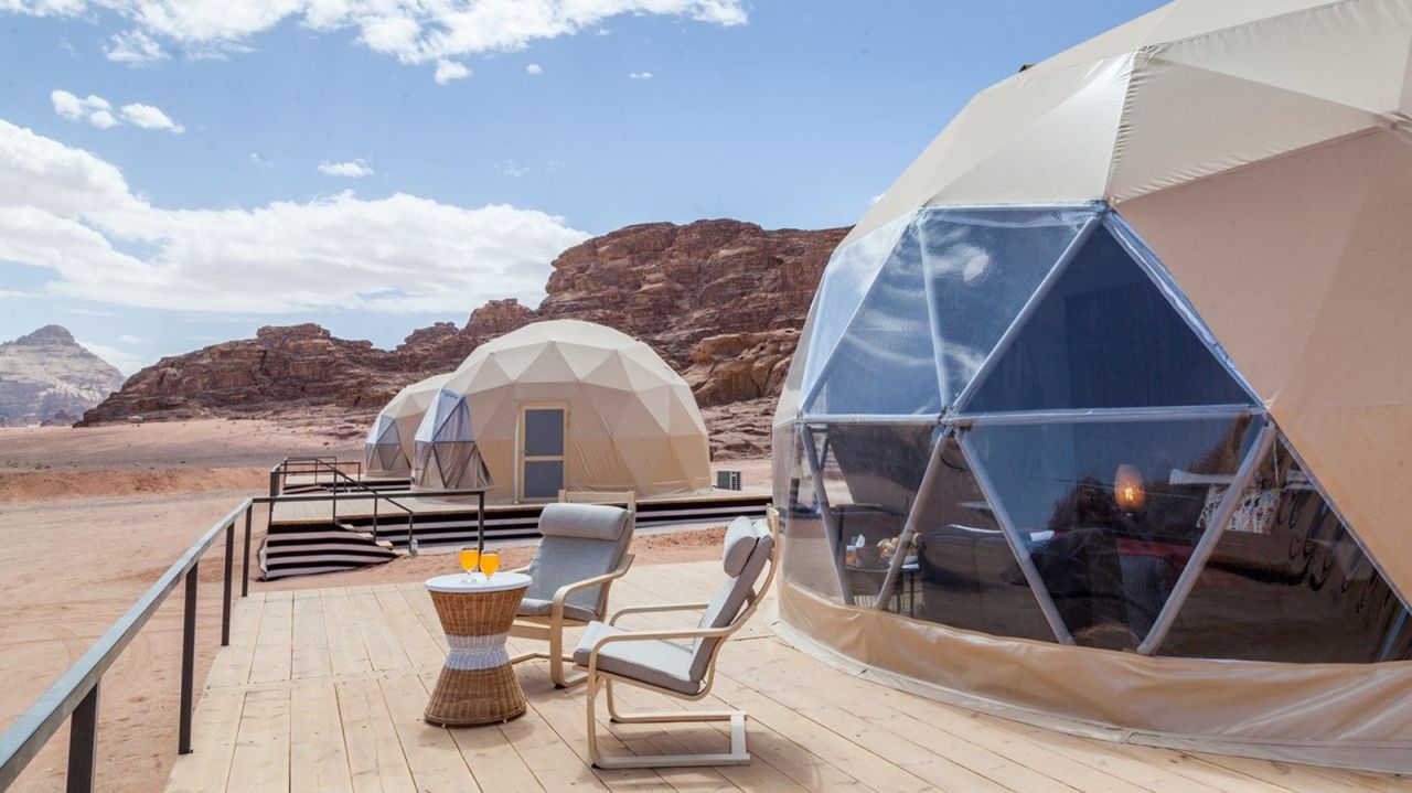 <strong>Sun City Camp (Jordan):</strong> With the copper-colored desert and mountainous landscape, Sun City Camp's bubbles look like they're on another planet. 