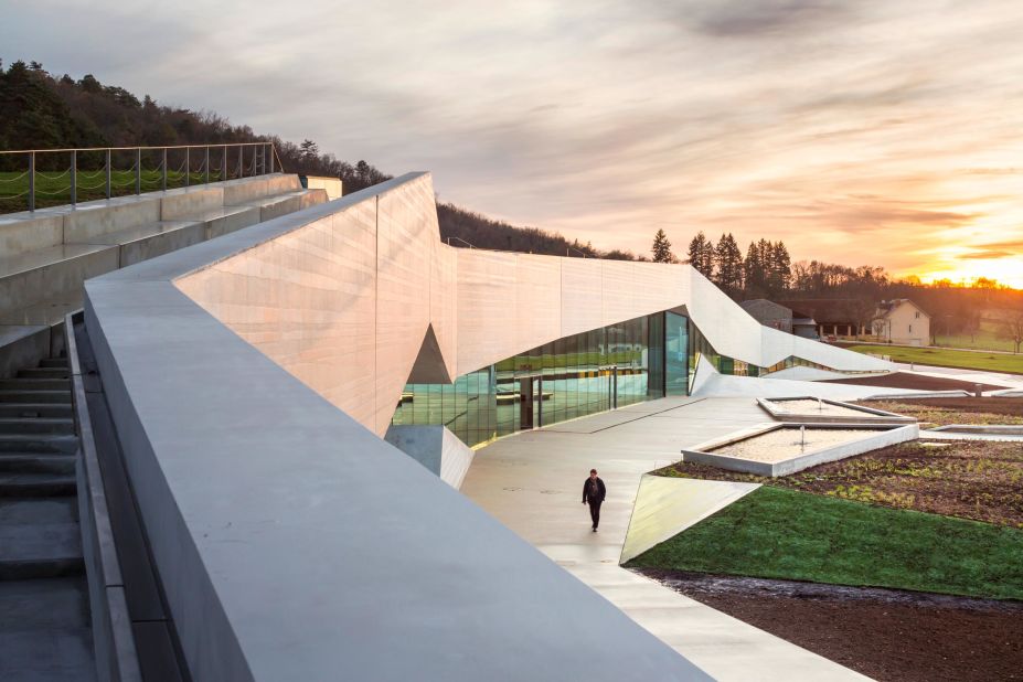 The museum sits at the intersection of two landscapes, between a protected hillside and the agricultural Vézère Valley. 