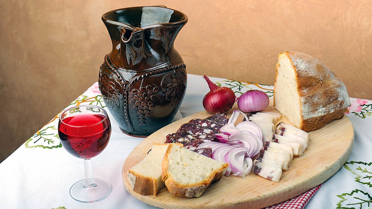 <strong>Posavje food:</strong> Typical food from the region includes simple cured meats, served with onion and Cvicek wine