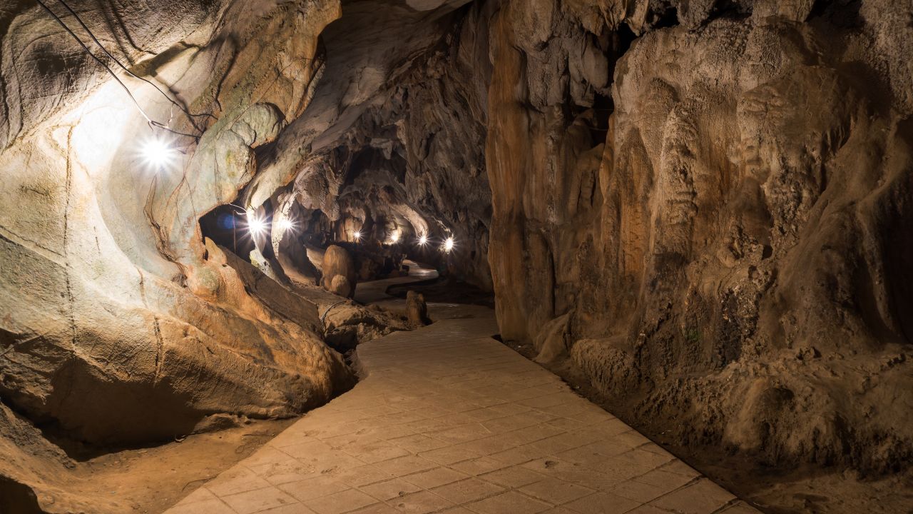 <strong>Tham Chang Cave:</strong>  Tham Chang is one of the most popular caves in the Vang Vieng area. Located southwest of the town, its high location offers great views of the outside landscape. 