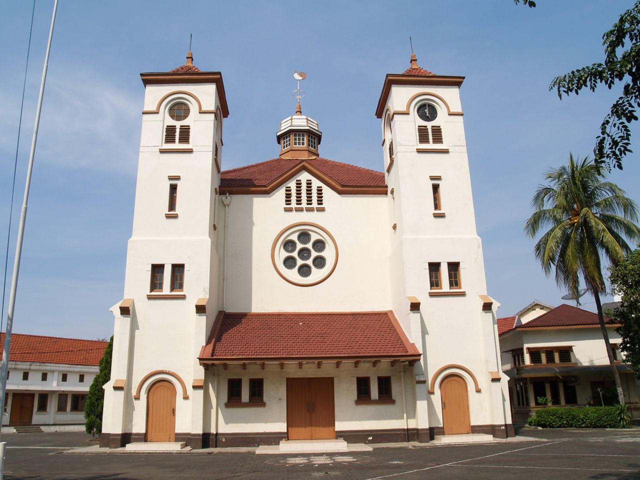 GPIB Pniel was designed by N.A. Hulswit and also nicknamed "the chicken church." The Protestant church takes its nickname not from its shape, but from the rooster weathervane found atop its turret.