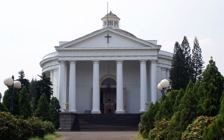 Known by the Dutch name Willemskerk upon its completion in 1839, the church's design features tall Tuscan-style pillars and a pediment reminiscent of classical Greek architecture. 