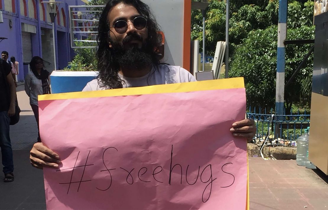04 india free hugs