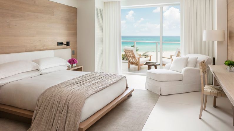 <strong>The Miami Beach EDITION:</strong> The accommodation choices here consist of 294 guest rooms, suites and bungalows as well as a 210-square-meter penthouse with five balconies.