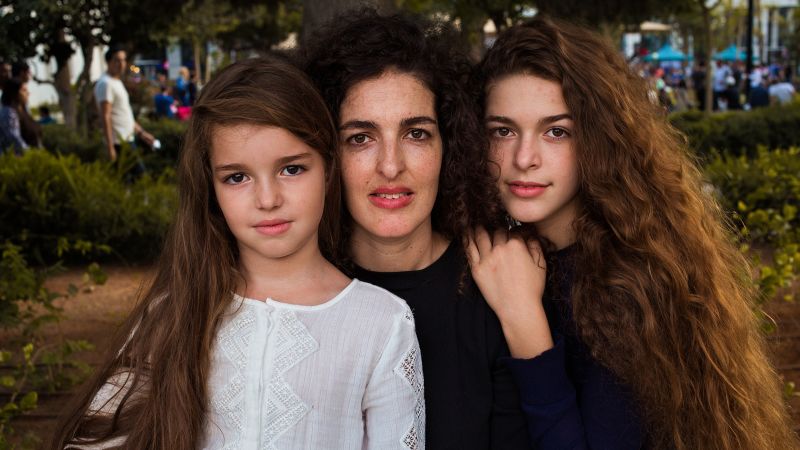 Moms with their kids through the lens of Mihaela Noroc (photos)