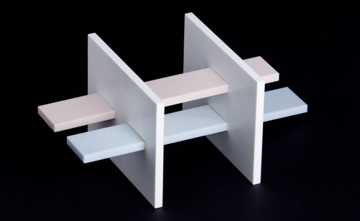 The two penetrating plates align horizontally at the left but vertically at the right, giving the impression of an impossible object.