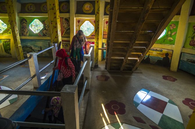 The church has 7 stories, with each floor depicting spiritual stories, the meaning of prayer, the power of miracles and local wisdom.