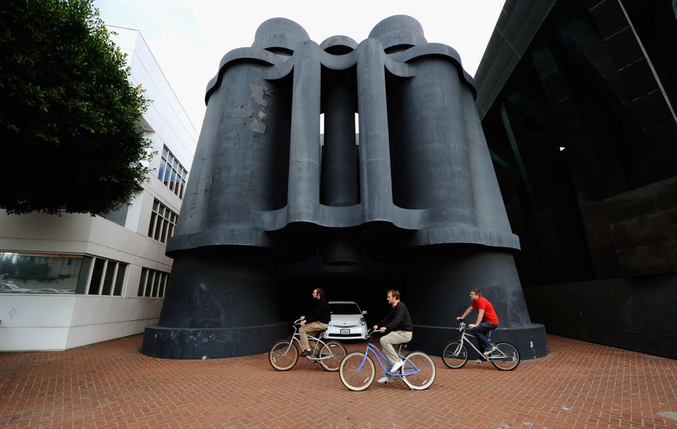 Designed by famed architect Frank Gehry, the Binoculars Building in Los Angeles is currently home to Google. It incorporates the binoculars sculpture created by artists Claes Oldenburg and Coosje van Bruggen. 