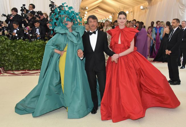 Wearing a piece by Valentino, Frances McDormand said "<a href="index.php?page=&url=https%3A%2F%2Ftwitter.com%2Fwmag%2Fstatus%2F993638525542260737" target="_blank" target="_blank">I'm a pagan</a>."