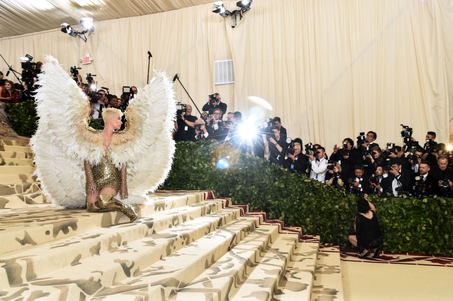 Katy Perry looks angelic with wings on the red carpet. <br />
