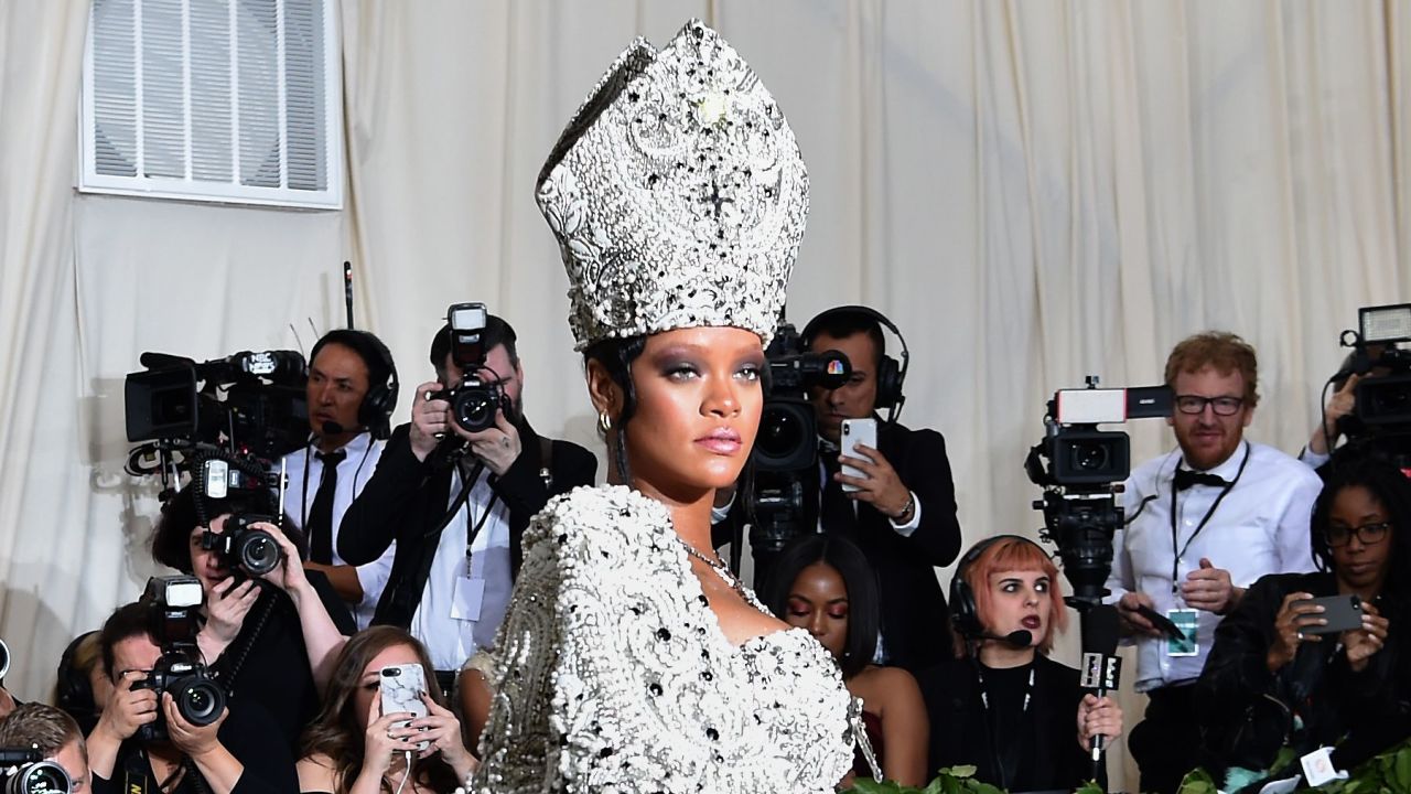 Rihanna arrives for the 2018 Met Gala on May 7, 2018, at the Metropolitan Museum of Art in New York. - The Gala raises money for the Metropolitan Museum of Arts Costume Institute. The Gala's 2018 theme is Heavenly Bodies: Fashion and the Catholic Imagination. (Photo by Hector RETAMAL / AFP)        (Photo credit should read HECTOR RETAMAL/AFP/Getty Images)