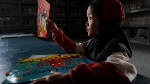 kid-reading-indonesia