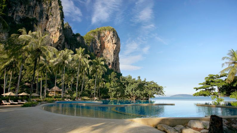 <strong>Rayavadee resort: </strong>if you want to do Railay in true luxury style, Rayavadee is your only option. The high-end resort is beautifully embedded into the natural surroundings. 