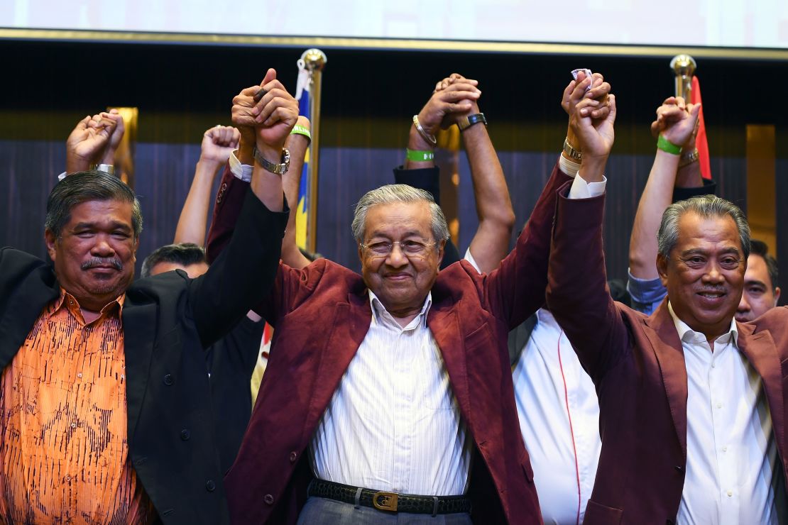 Former Malaysian prime minister and opposition candidate Mahathir Mohamad (center) celebrates with his coalition leaders during a press conference in Kuala Lumpur on early May 10, 2018.