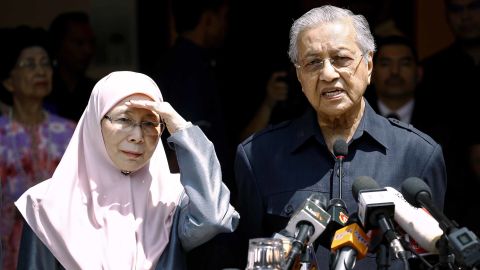 Prime Minister Mahathir Mohamad speaks next to Justice Party president Wan Azizah, wife of Anwar Ibrahim, at a press conference in Kuala Lumpur on Friday.