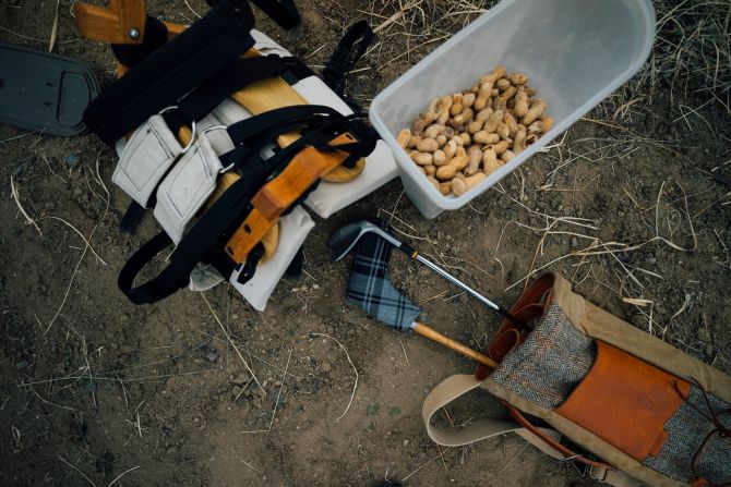 The goat golf bag is designed to carry golf clubs, six beverage cans and peanuts.