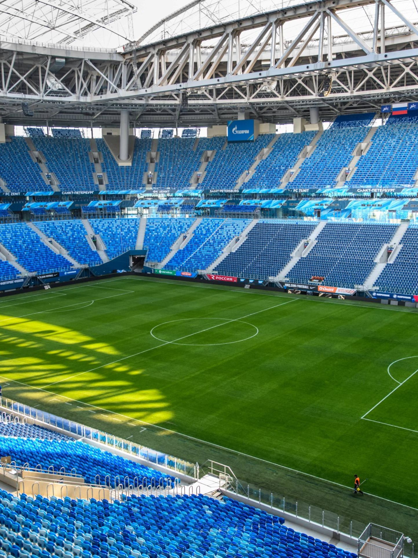 Как проходят на стадион. Синий стадион в России. Стадион Динамо Москва. Еда на стадионе Санкт Петербург.