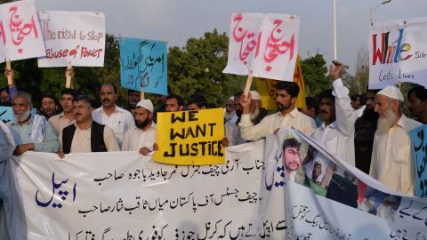 Pakistani protesters carry placards during a demonstration against the killing of a local resident in a car accident involving a US diplomat in Islamabad on April 25, 2018.