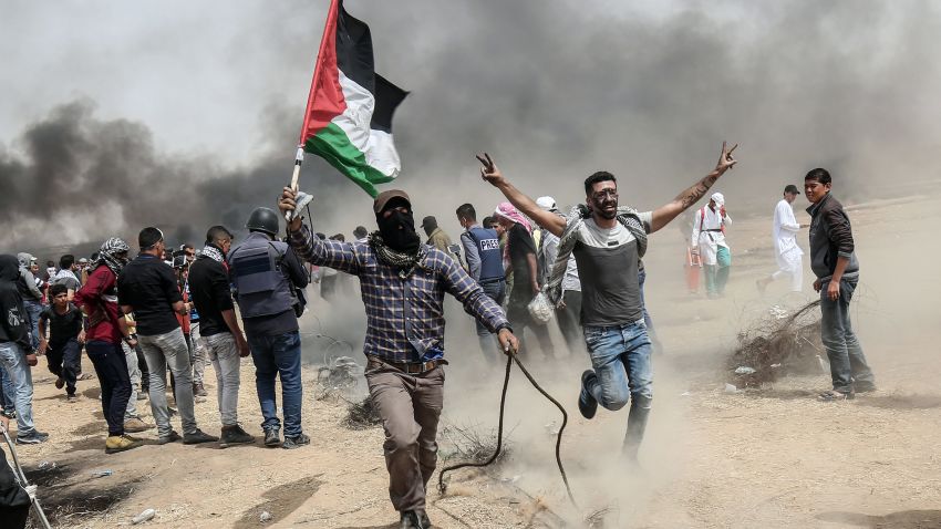 TOPSHOT - Palestinian protesters pull a metal cable as they try to take down a section of barbed wire during clashes with Israeli forces on April 20, 2018, east of Khan Yunis, in the southern Gaza Strip during mass protests along the border of the Palestinian enclave, dubbed "The Great March of Return," which has the backing of Gaza's Islamist rulers Hamas. (Photo by SAID KHATIB / AFP) (Photo credit should read SAID KHATIB/AFP/Getty Images)