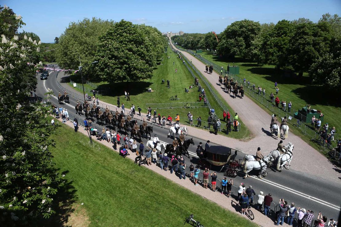 The carriage turns onto the Long Walk and heads back towards Windsor Castle.