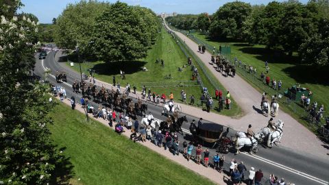 The carriage turns onto the Long Walk and heads back towards Windsor Castle.