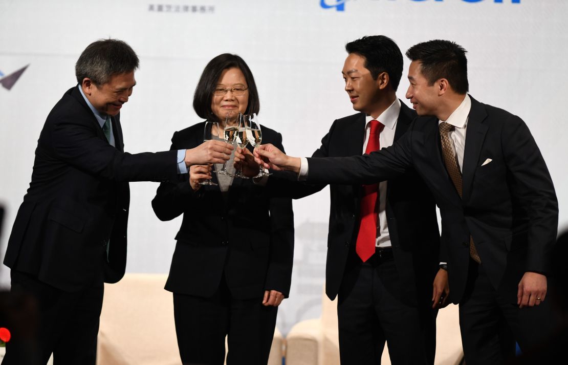 Director Kin Moy of the American Institute in Taiwan, Taiwanese President Tsai Ing-wen, AmCham Taipei Chairman Albert Chang and Alex Wong, US Deputy Assistant Secretary of State for East Asia and the Picific, toast during a banquet in Taipei on March 21, 2018.
