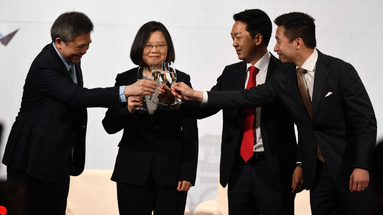 Director Kin Moy of the American Institute in Taiwan, Taiwanese President Tsai Ing-wen, AmCham Taipei Chairman Albert Chang and Alex Wong, US Deputy Assistant Secretary of State for East Asia and the Picific, toast during a banquet in Taipei on March 21, 2018.