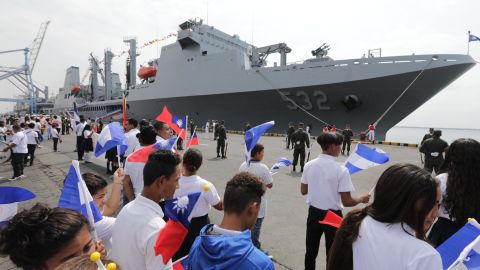 Nicaraguan students wave Taiwanese flags to welcome three Taiwanese Navy warships at Corinto port on April 9, 2018. Nicaragua is one of Taiwan's 18 remaining allies.  
