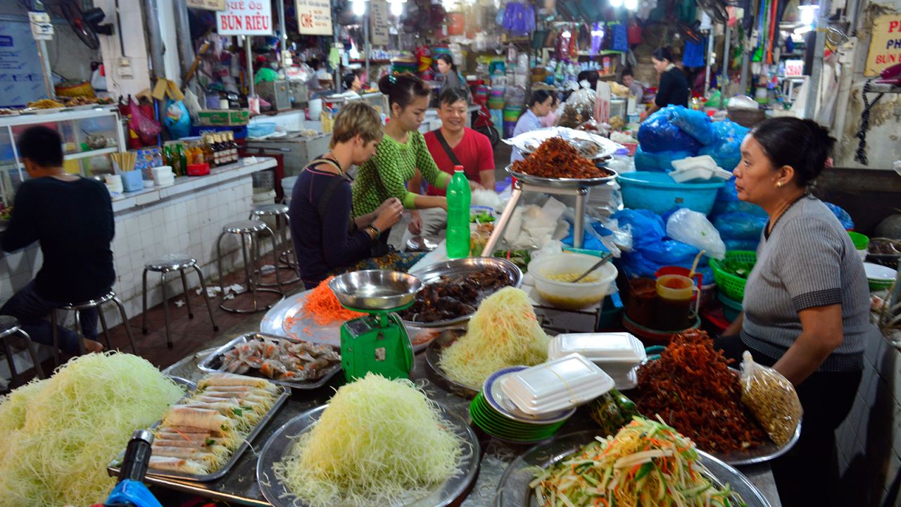 Hanoi signature dishes include pho bo (beef noodles), bún chả (vermicelli with grilled pork) or banh mi (French bread filled with grilled pork or flavorsome pâté).