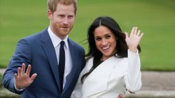 Britain's Prince Harry and his fiancée US actress Meghan Markle pose for a photograph in the Sunken Garden at Kensington Palace in west London on November 27, 2017, following the announcement of their engagement.
Britain's Prince Harry will marry his US actress girlfriend Meghan Markle early next year after the couple became engaged earlier this month, Clarence House announced on Monday. / AFP PHOTO / Daniel LEAL-OLIVAS        (Photo credit should read DANIEL LEAL-OLIVAS/AFP/Getty Images)