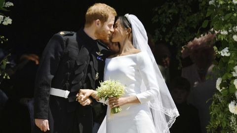 Harry and Meghan kiss on the steps of St. George's Chapel in Windsor Castle.
