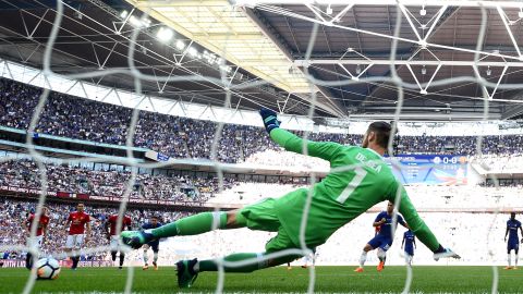 Eden Hazard  beats David de Gea from the penalty spot to score the only goal of the 2018 FA Cup final for Chelsea.