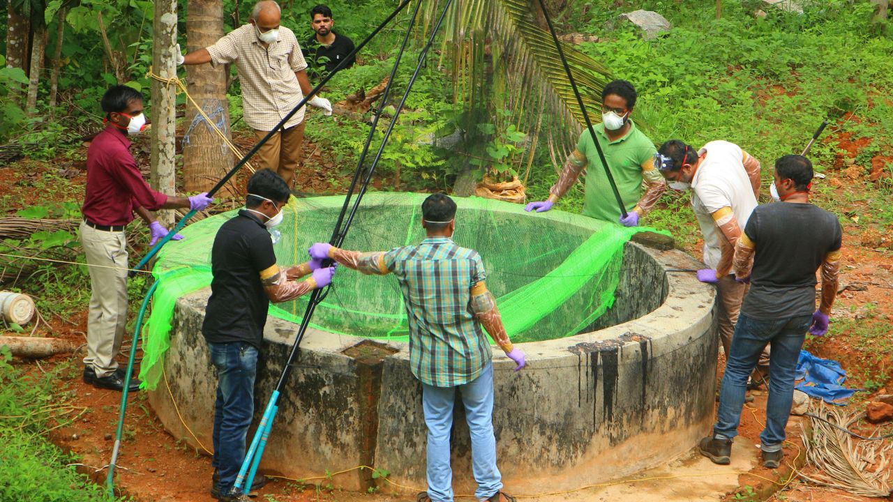 Officials inspect a well to to catch bats at Changaroth in Kozhikode in the Indian state of Kerala on May 21, 2018, during an outbreak of the deadly Nipah virus carried mainly by fruit bats.