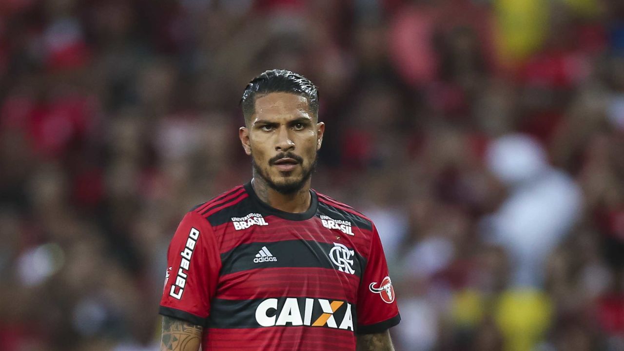 RIO DE JANEIRO, BRAZIL - MAY 06: Paolo Guerrero of Flamengo looks on during a match between Flamengo and Internacional as part of Brasileirao Series A 2018 at Maracana Stadium on May 06, 2018 in Rio de Janeiro, Brazil. (Photo by Buda Mendes/Getty Images)